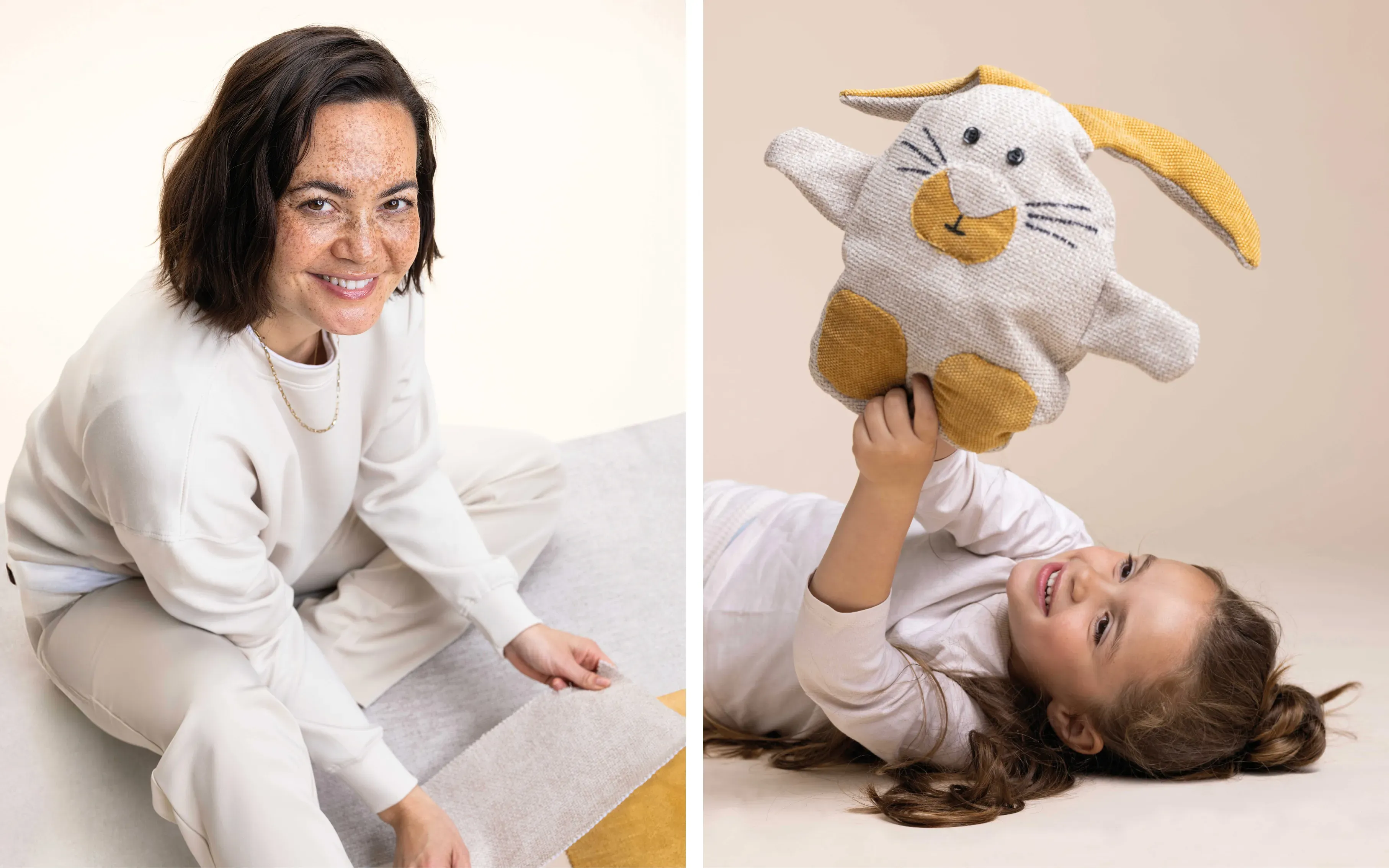 Frau präsentiert nachhaltige Stoffmuster während ein Kind mit einem Stoffhasen spielt. Moderne Einrichtungsideen und umweltfreundliche Materialien bei Coul Interieur.